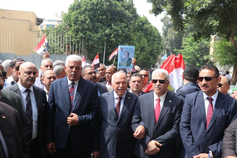 مسيرة المعلمين تزين كوبرى قصر النيل وارسال برقية لتأييد للرئيس السيسى 