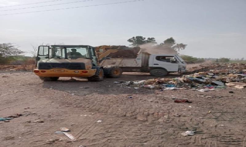  تحرير ٦٢ محضر إشغال ورفع ٨٠٥ طن مخلفات بحي وسط في المنيا