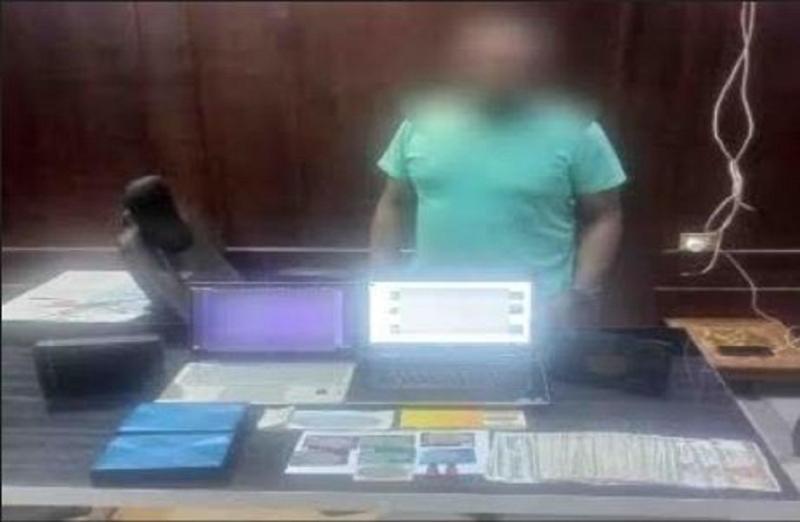 المتهم وجانب من المضبوطات