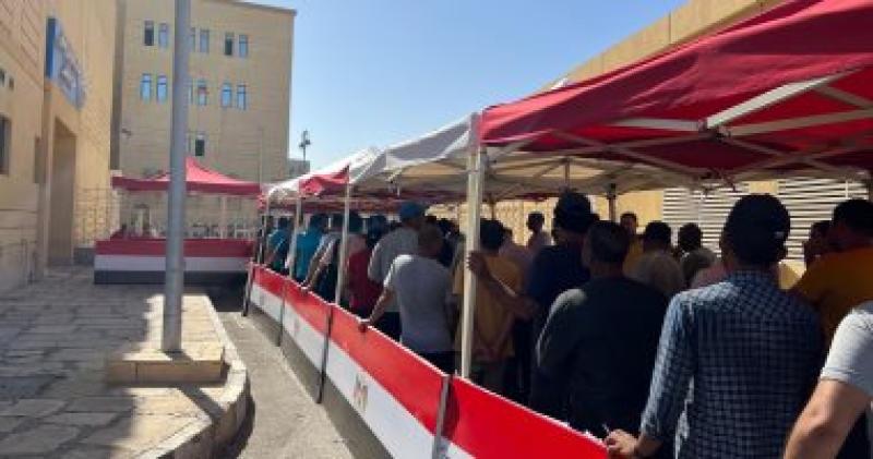 تجمع المواطنين أمام مصلحة الشهر العقارى