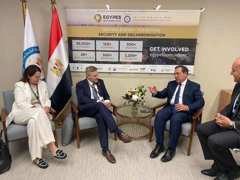 الملا يبحث مع بريتش بتروليم البريطانية خططها الاستثمارية في مصر