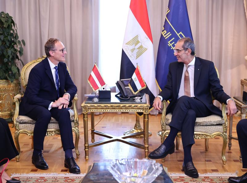وزير الاتصالات مع سفير لاتفيا