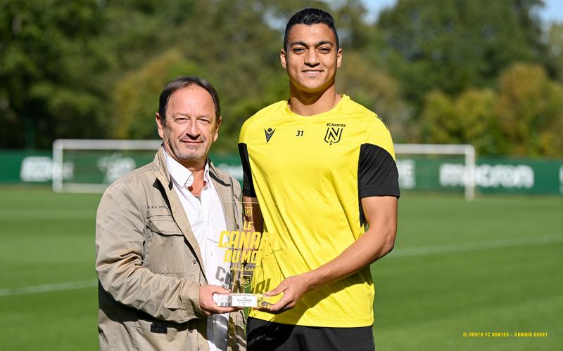 مصطفى محمد يتسلم جائزة أفضل لاعب مع نانت