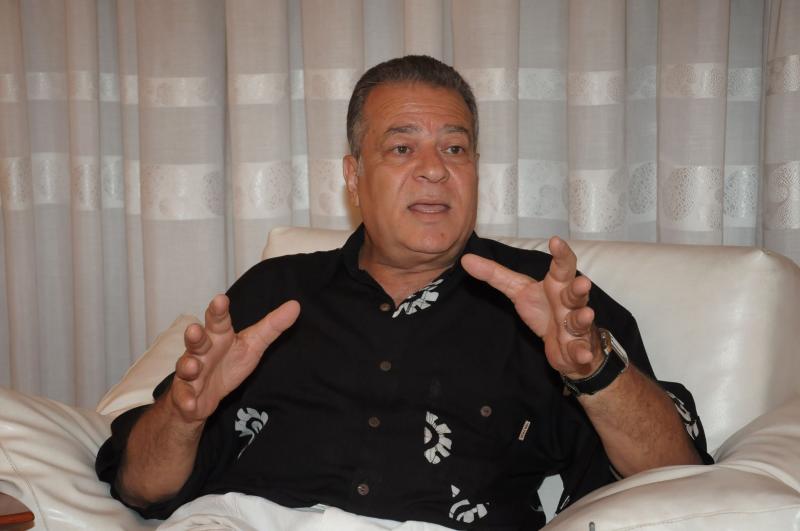 االدكتور أحمد نوار الفنان التشكيلي