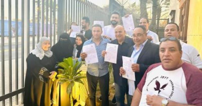 أبناء الجالية المصرية بالسعودية خلال عمل توكيلات دعم الرئيس السيسى