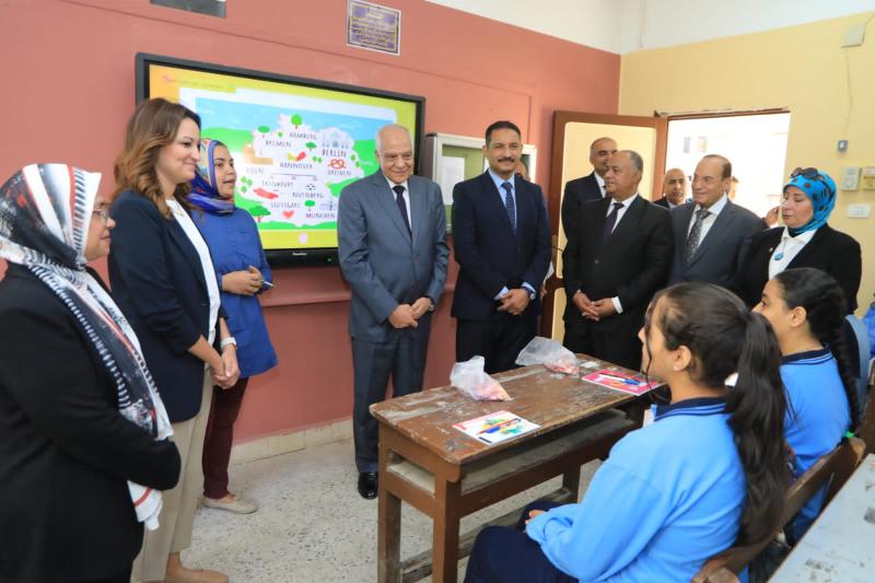 اللواء أحمد راشد محافظ الجيزة يتفقد عدد من الفصول الدراسية بمدرسة جمال عبدالناصر الثانوية بنات بالدقى 