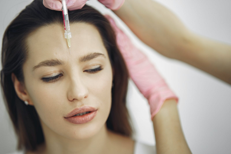 حقن الوجه قبل عميلة التجميل