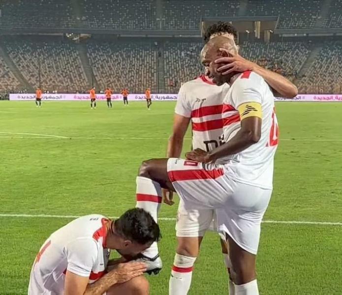 المثلوثي اثار جدلا بتقبيله حذاء شيكا