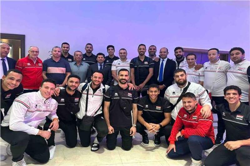 أشرف صبحي وزير الشباب والرياضة مع بعثة منتخب مصر للكرة الطائرة