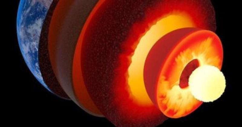 الكرة المعدنية شديدة السخونة الموجودة في مركز باطن الأرض
