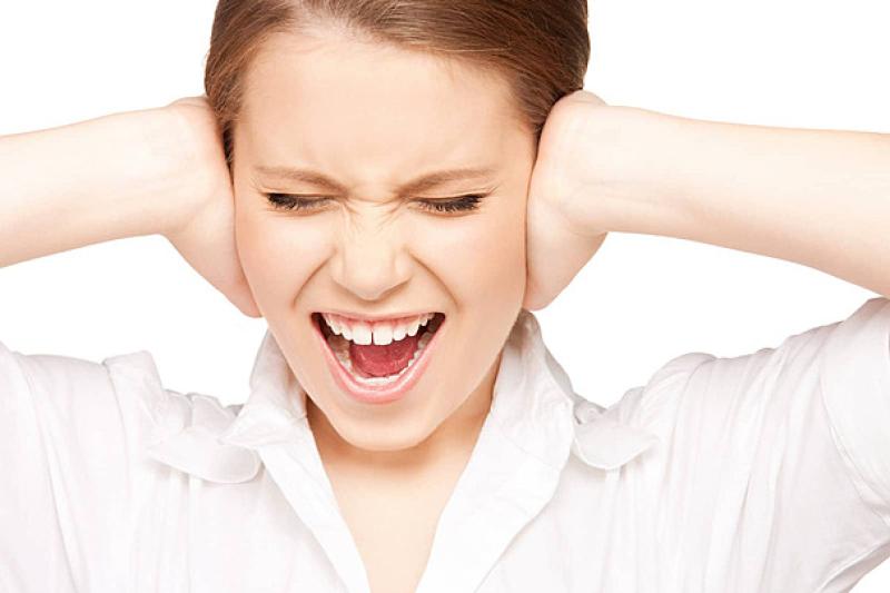 أمراة تغلق الأذنين