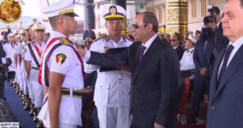 الرئيس عبد الفتاح السيسي يكرم أوائل الخريجين