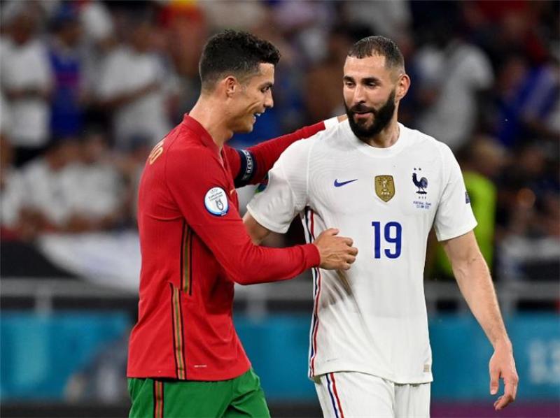 بنزيمة قائد منتخب فرنسا وكريستيانو رونالدو كابتن ابرتغال في مواجهة سابقة