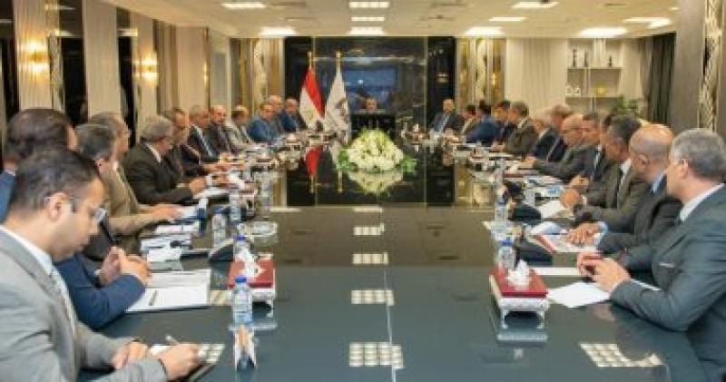 خلال الاجتماع