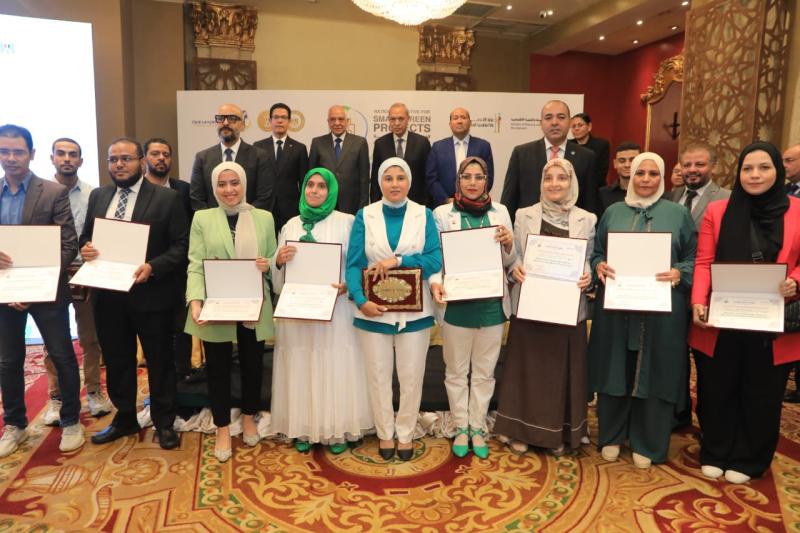 محافظو الجيزة والقاهرة والقليوبية مع المشروعات الفائزة بالمبادرة الوطنية للمشروعات الخضراء