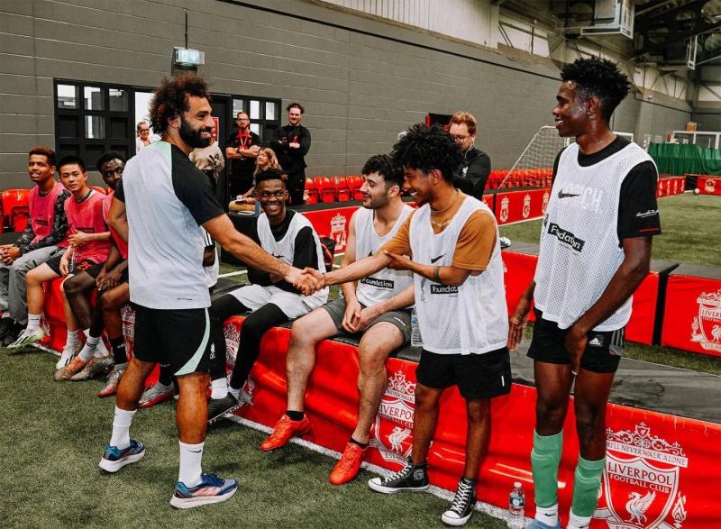 محمد صلاح مع اللاجئين