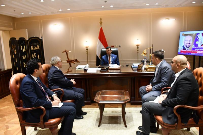  الدكتور أشرف صبحي، وزير الشباب والرياضة، خلال اللقاء مع الدكتور حسام الدين مصطفي، رئيس اللجنة البارالمبية المصرية
