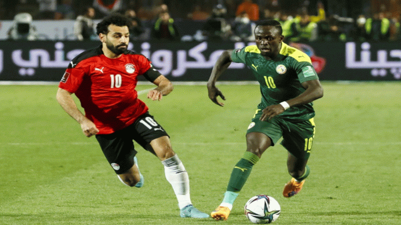 المهاجم المصري محمد صلاح (إلى اليسار) في صراع على الكرة مع مهاجم السنغال ساديو ماني
