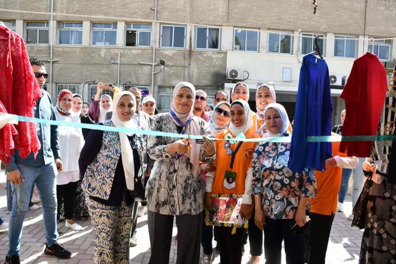 الدكتوره اميره يوسف عميده كليه البنات تستقبل الطالبات الجدد
