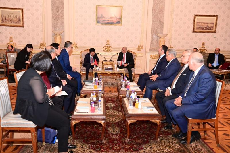 المستشار أحمد سعد الدين وكيل أول مجلس النواب مع رئيس لجنة شئون القوميات الصيني
