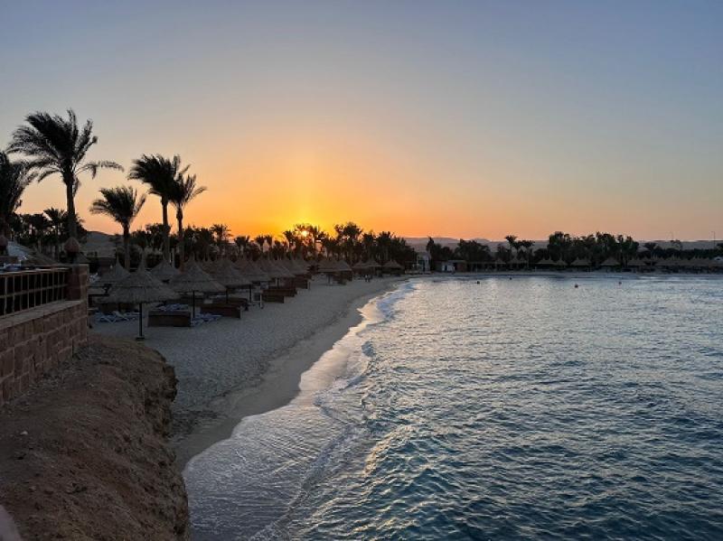 غروب الشمس في البحر الأحمر