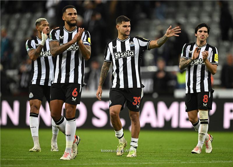 تونالي (يمين) مع لاعبي نيوكاسل