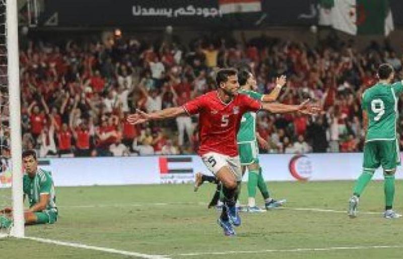 حمدي فتحي يحتفل بهدف مصر في الجزائر