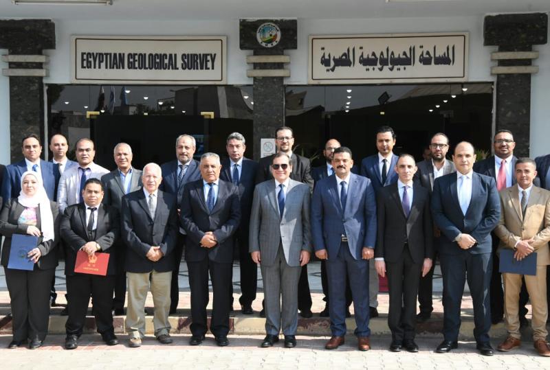 المهندس طارق الملا مع الجيولوجيين المتدربين في استراليا واليابان والصين