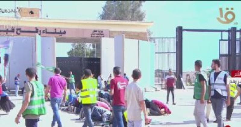لحظة سجود المشاركين فى نقل المساعدات