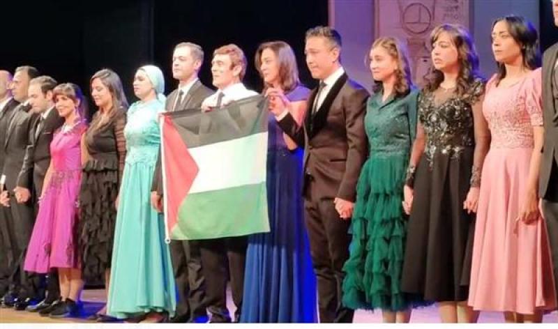 مفاجأة الفنان محمد صبحي.. رفع علم الدولة الفلسطينية تضامنا مع الشعب الشقيق في آخر ليالي مسرحية عيلة