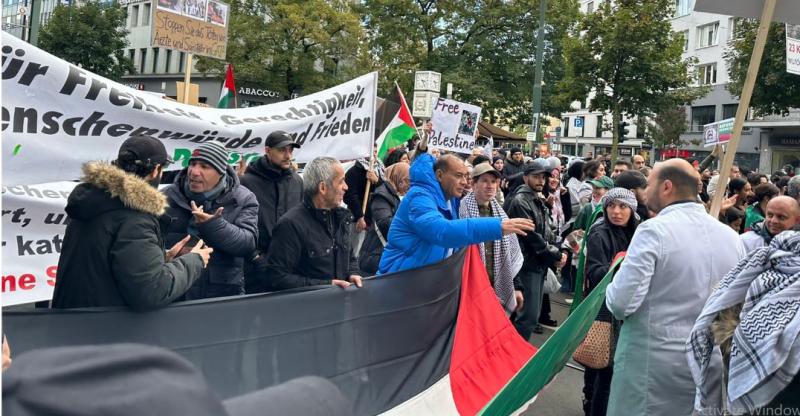 جانب من المظاهرات التى يقودها المستشار محمد سليم ببرلين