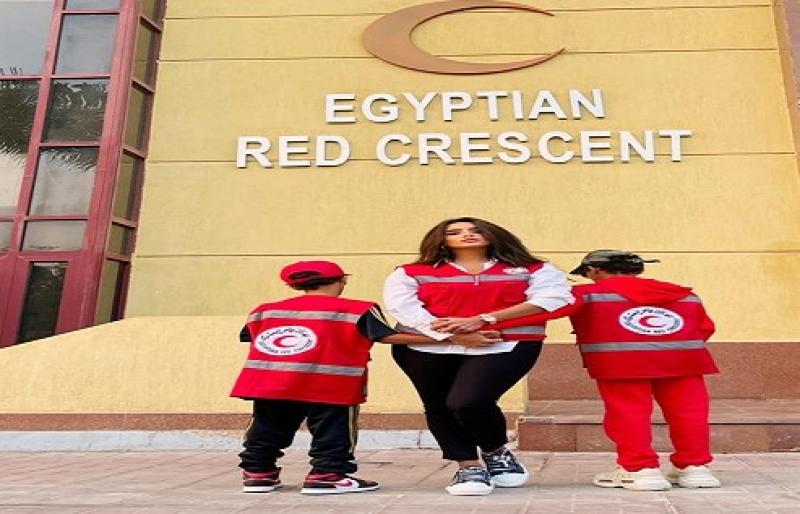زينة مع أولادها في زيارة الهلال المصري تزامنا مع مرور الشاحنات لغزة