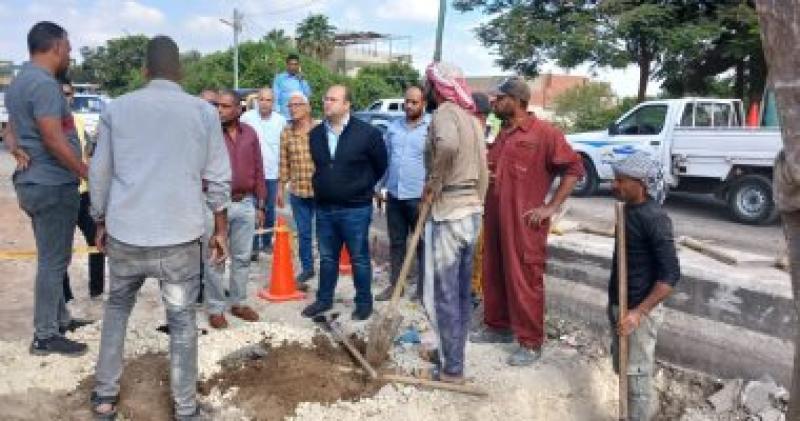 نائب محافظ الجيزة يتفقد مشروعات الخطة الاستثمارية للرصف بمنشأة القناطر.