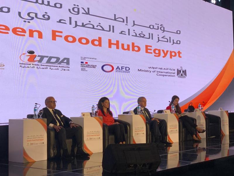وزير التموين ووزيرة التعاون الدولي  ومحافظ الإسماعيلية ،ومساعد أول وزير التموين ورئيس جهاز تنمية التجارة الداخلية في المؤتمر الصحفى لإطلاق  ،مشروع مراكز الغذاء الخضراء