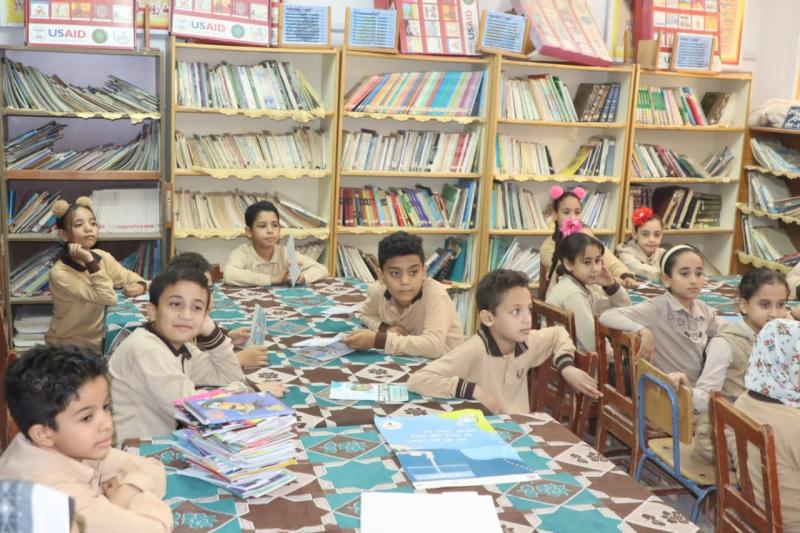تجمع الاطفال بالمكتبه
