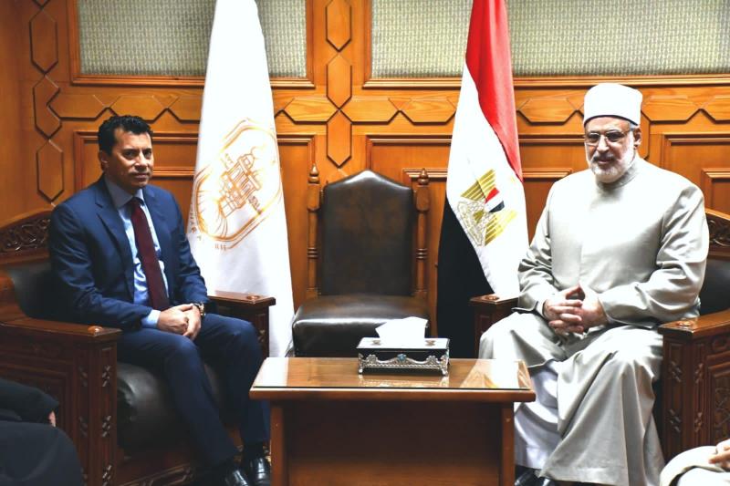 الدكتور أشرف صبحي، وزير الشباب والرياضة والأستاذ الدكتور محمد عبد الرحمن الضويني، وكيل الأزهر الشريف