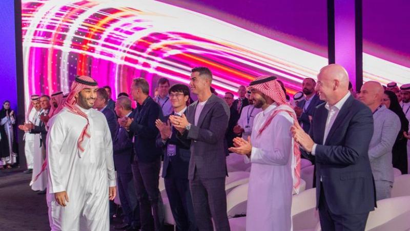 الأمير محمد بن سلمان مع إنفانتينو والأمير عبدالعزيز بن تركي الفيصل وكريستيانو رونالدو
