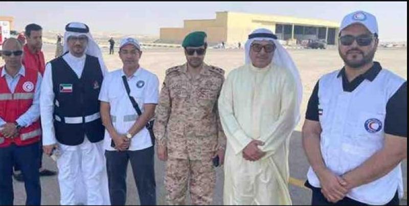 سفير الكويت لدى استقباله طائرة المساعدات الكويتية
