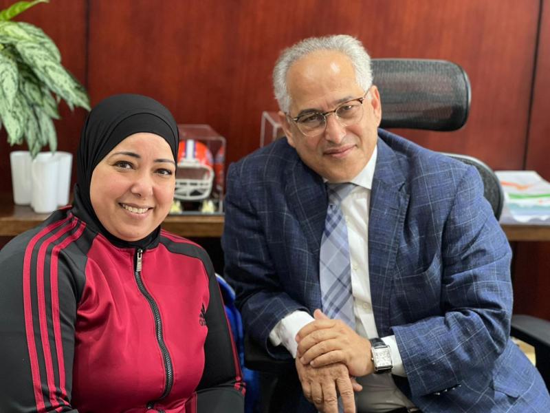 فاطمة عمر مع رئيس البارالمبية 