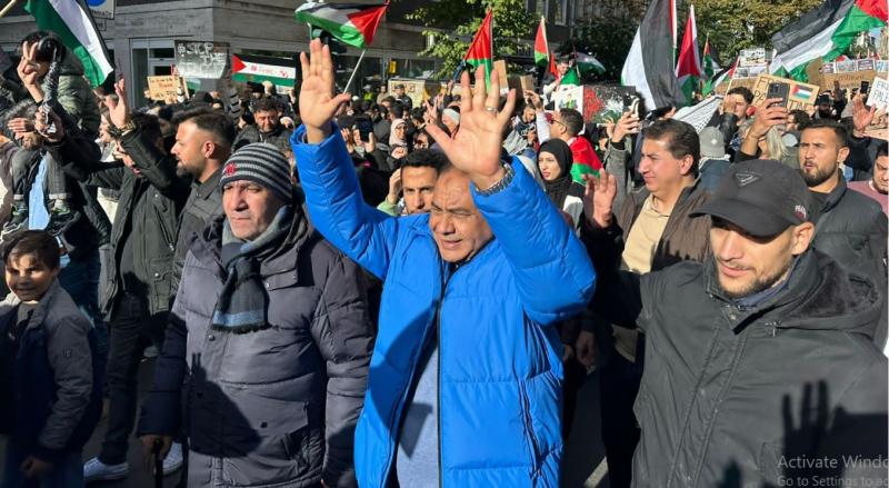 المستشار محمد سليم يقود احدى المظاهرات بالمانيا