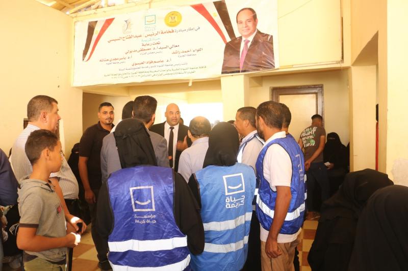 محافظ الجيزة يتابع إنتظام العمل بالقافلة الطبية