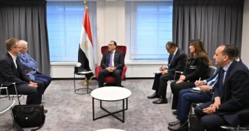 خلال الاجتماع