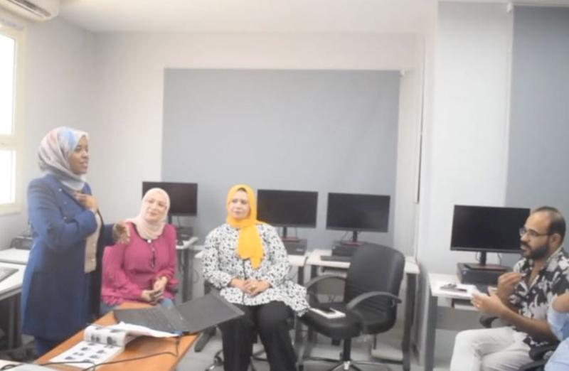 دورة تدريبية لتعليم لغة الإشارة بمكاتب بريد الغردقة