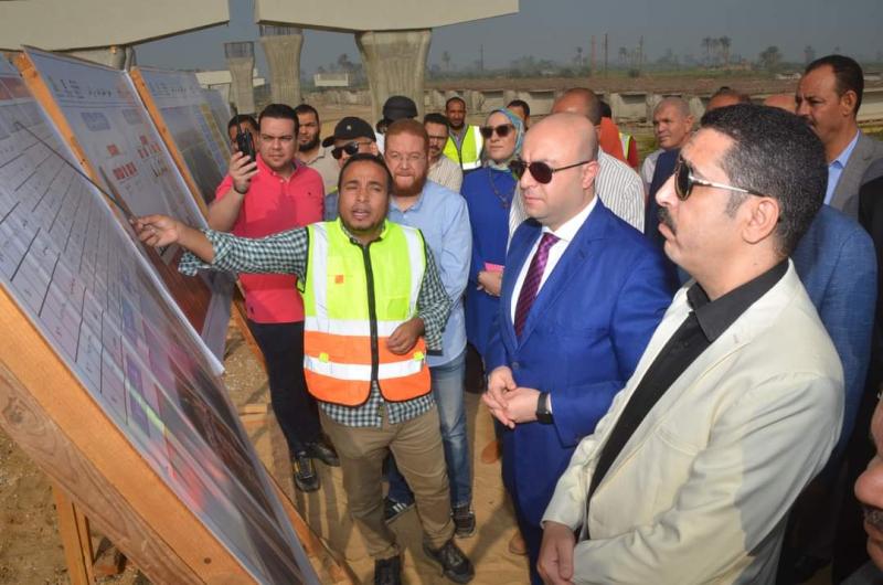 الدكتور محمد هاني غنيم محافظ بني سويف خلال تفقده للمشروع