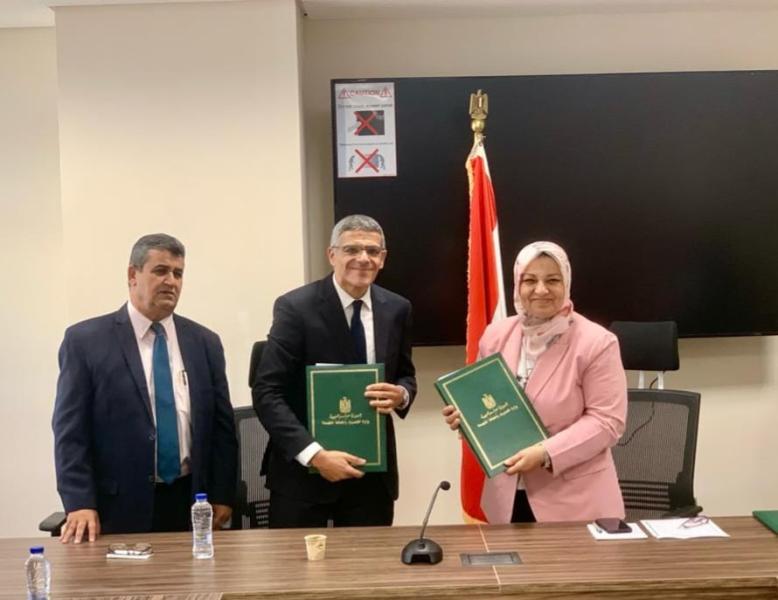 المصرية لنقل الكهرباء توقع عقد لإحلال جزء من الكابل المتعارض مع محور الطريق الأبيض 