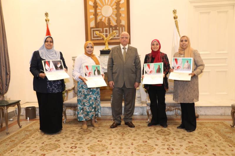 محافظ القاهرة يستقبل ٤عاملات لقين بسفراء  الاكاديمية الوطنية للتدريب
