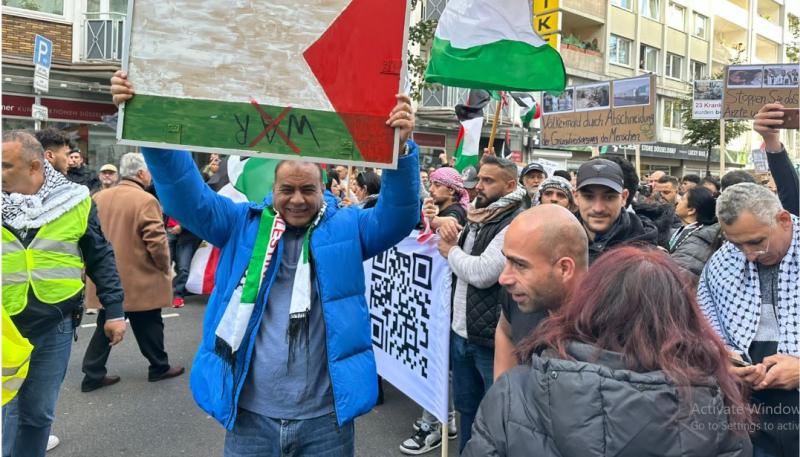 المستشار محمد سليم يقود أحدى المظاهرات فى جولتة الخارجية