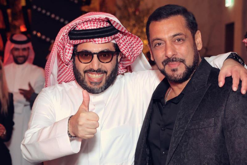 تركي آل الشيخ يستقبل الفنانين من جميع أنحاء العالم