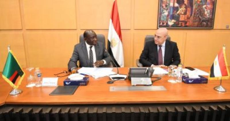 وزير الاسكان مع نظيره الزامبى