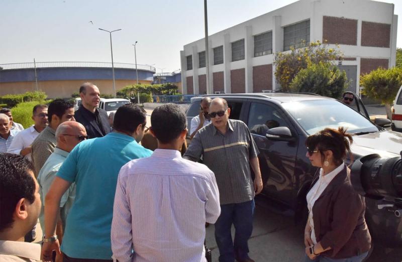 محافظ أسيوط يدعم مدرسة أسيوط الثانوية الصناعية بنات بـ4 ماكينات خياطة لتدريب الطالبات